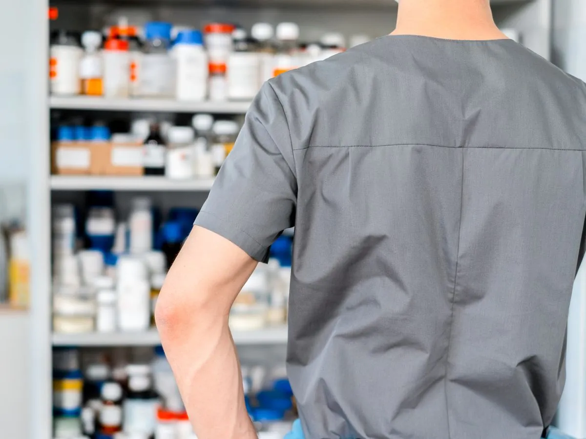 Farmaceut vid ett läkemedelsskåp på apotek